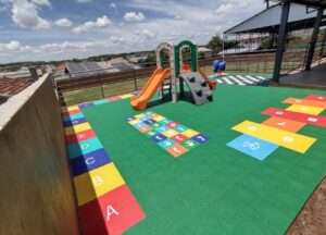 Playground seguro com piso modular Playkap Kapazi